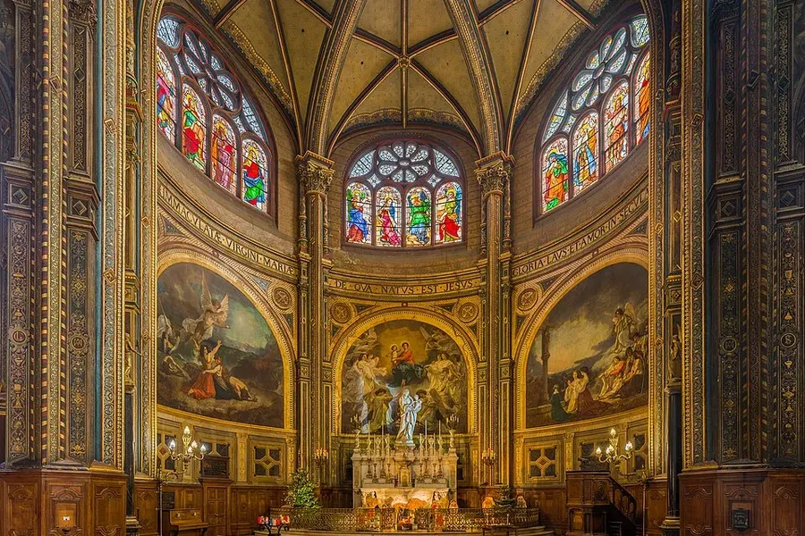 Intérieur d'une église rurale en Brie, nef romane restaurée