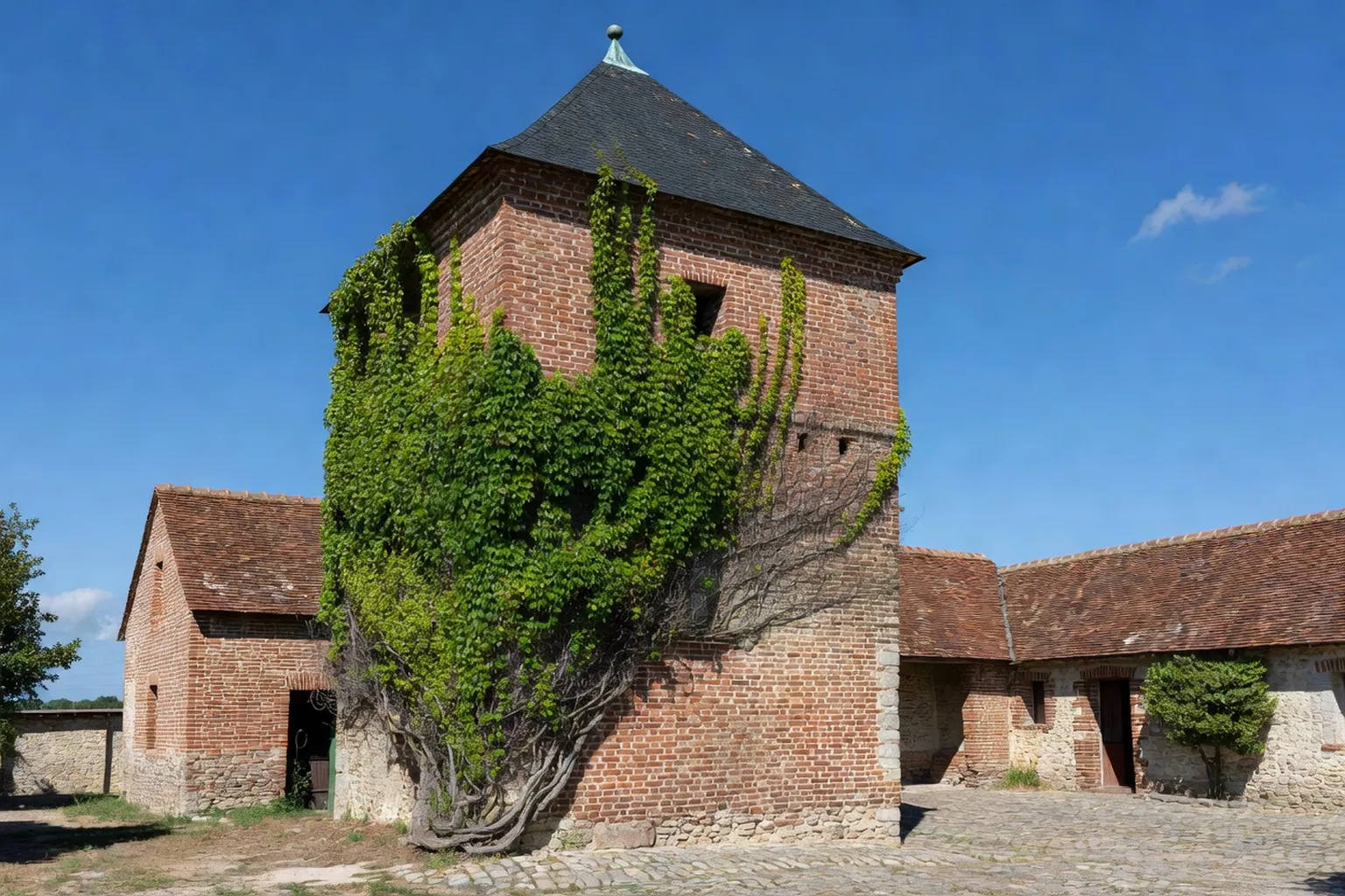 Pigeonnier carré en brique d'une ferme briarde traditionnelle